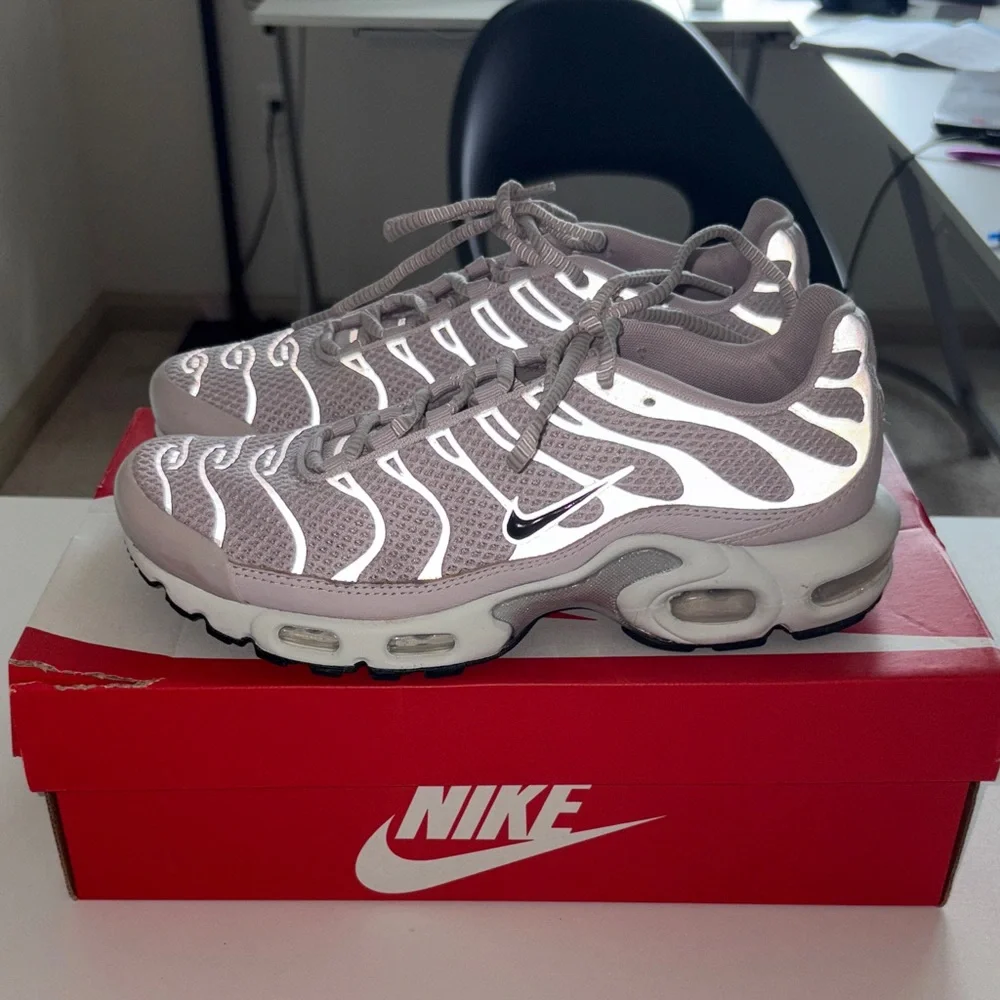 ๐๐๐Air max plus light pink (violet) size 8 - Picture 1 of 7